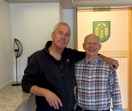 Staffelübergabe in Uslar Achim Küffner, links im Bild, übergibt an Marcus Giebelhausen die IG-Leitung